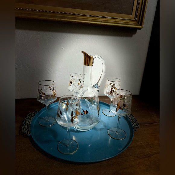 Mid-Century Decanter and Cordial Glass Set | 5 Cordial Glasses and Gold Leaf - Picture 2 of 8